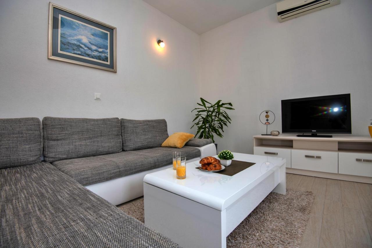 Apartment With Big And Free Private Parking Makarska Exterior foto