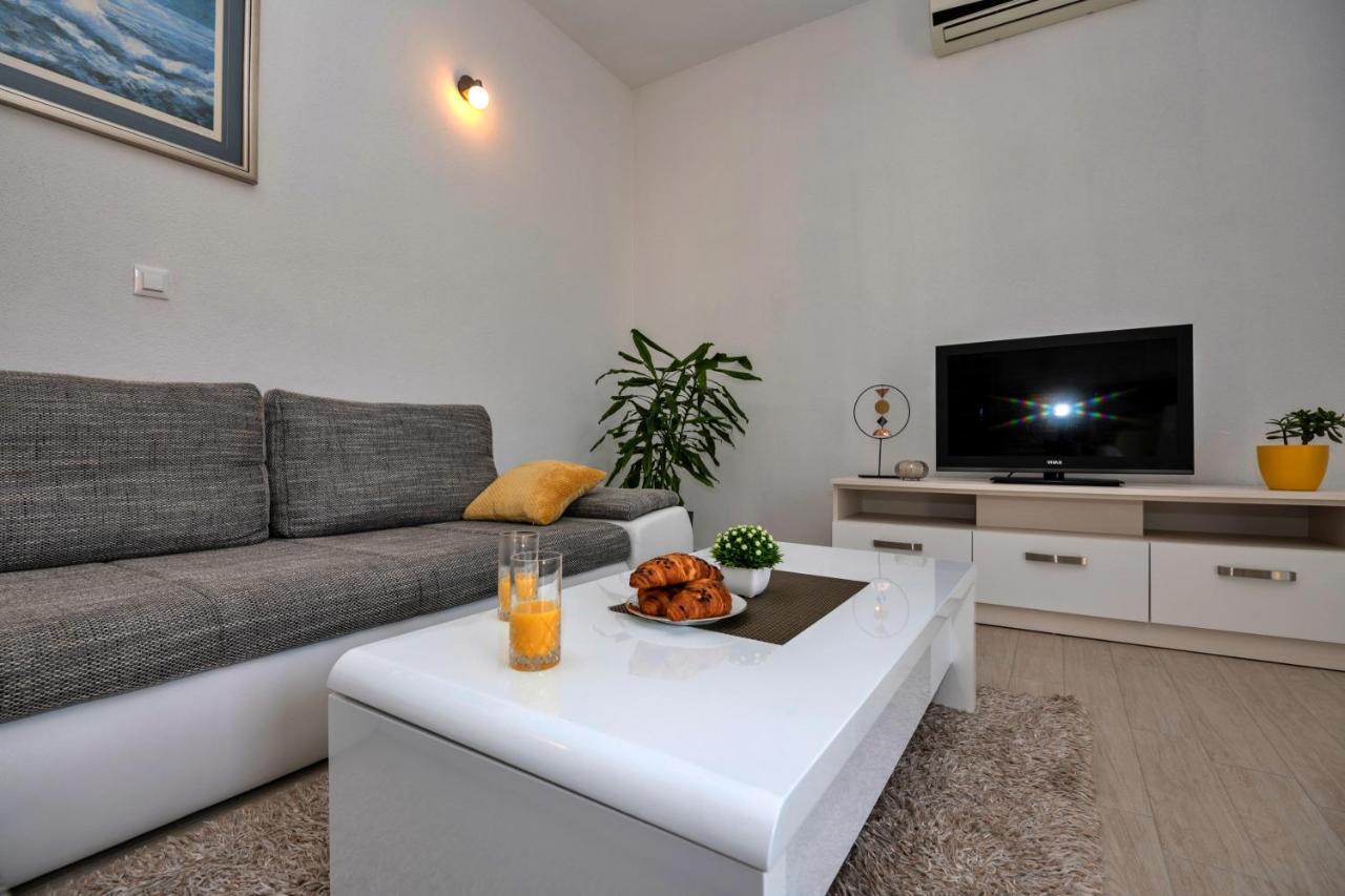 Apartment With Big And Free Private Parking Makarska Exterior foto