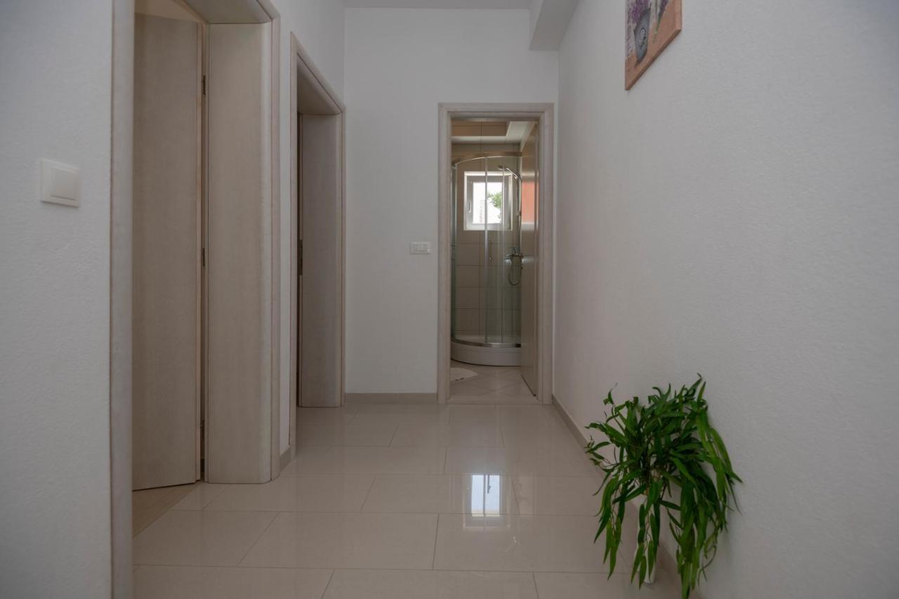 Apartment With Big And Free Private Parking Makarska Exterior foto